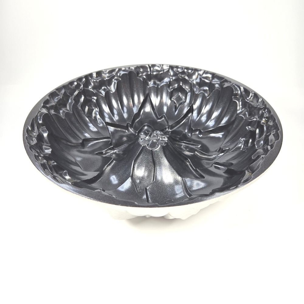 Nordic Ware Poinsettia Bundt Baking 10" Pan Mold Nonstick Made in USA Christmas - Picture 9 of 10